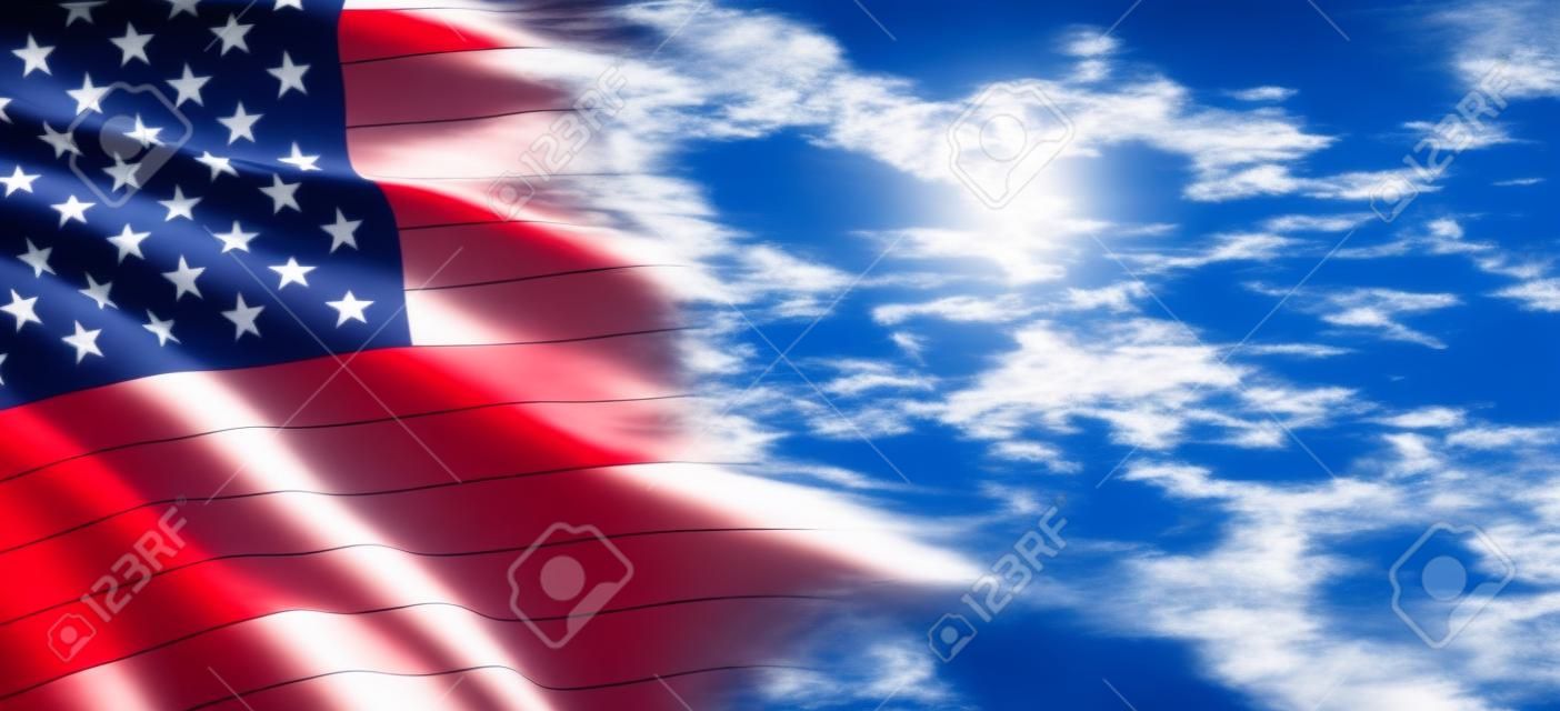 Flagge der Vereinigten Staaten von Amerika auf blauem Himmelshintergrund. Unabhängigkeitstag, Gedenktag, Veteranentag. Banner.