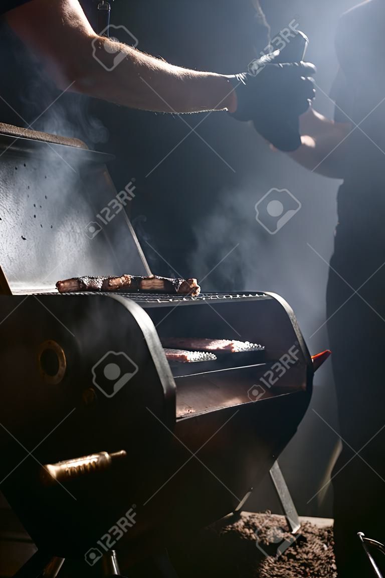 Barbecue in smoking del Texas. Cottura di costine e petto affumicati