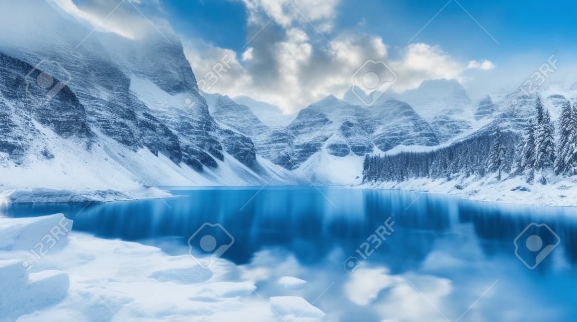 Panoramablick auf schneebedeckte Berge und klaren blauen See.