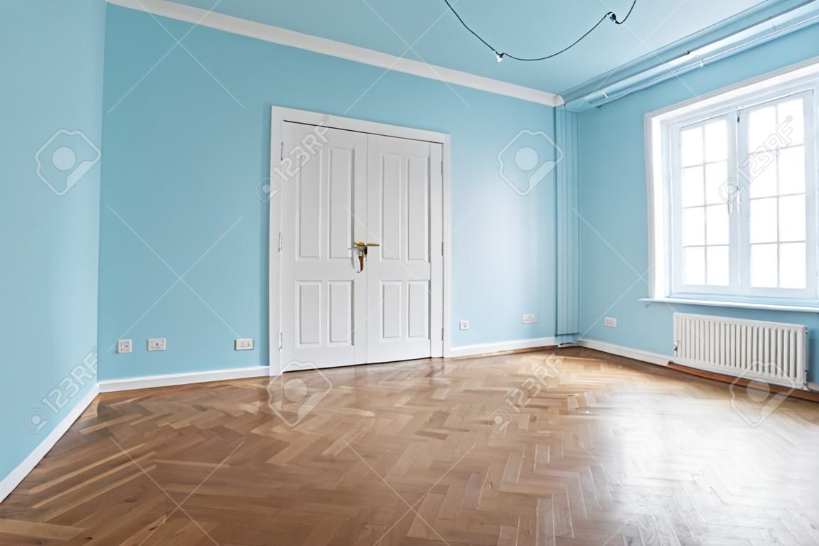 木製の床と空の部屋