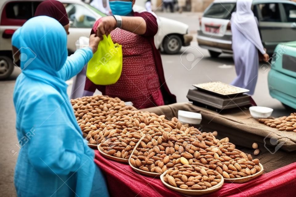 Vendeur vendant des amandes fraîches dans la rue à Damas en Syrie