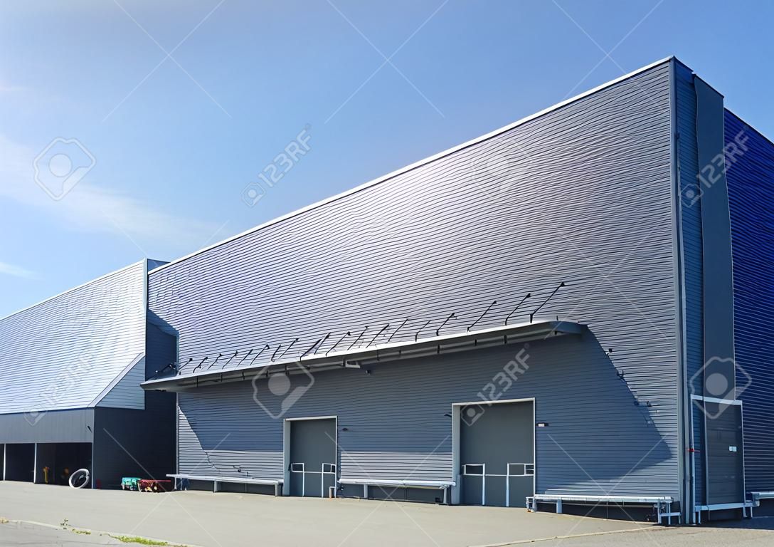 exterior de un edificio de almacén moderno contra un cielo azul