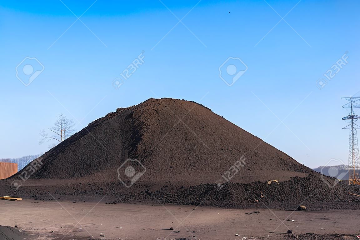bir inşaat alanında siyah kum yığını