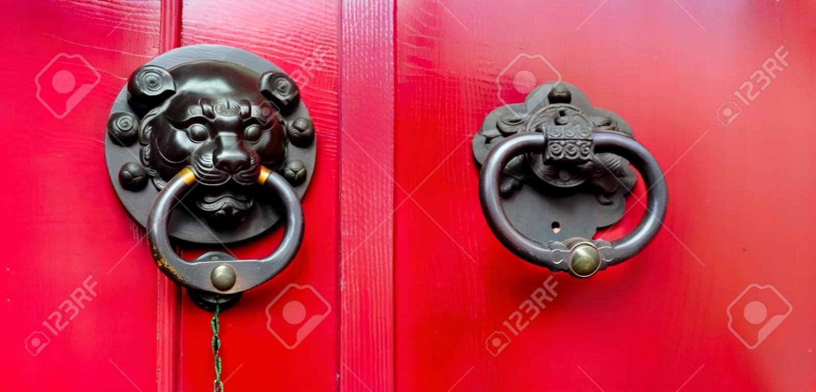 Cerca de antiguo martinete de puerta de cabeza de león decorar en puerta de madera roja en estilo chino en el templo con espacio de copia - Arte y objeto clásico o vintage