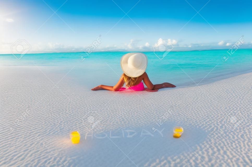 Meisje ontspannen op het strand van Exuma, Bahamas