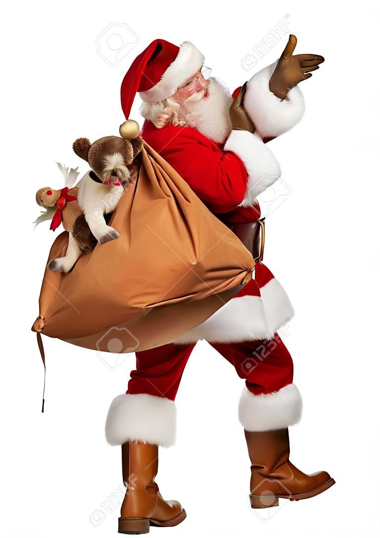 Echte Kerstman draagt grote zak vol geschenken, geïsoleerd op witte achtergrond