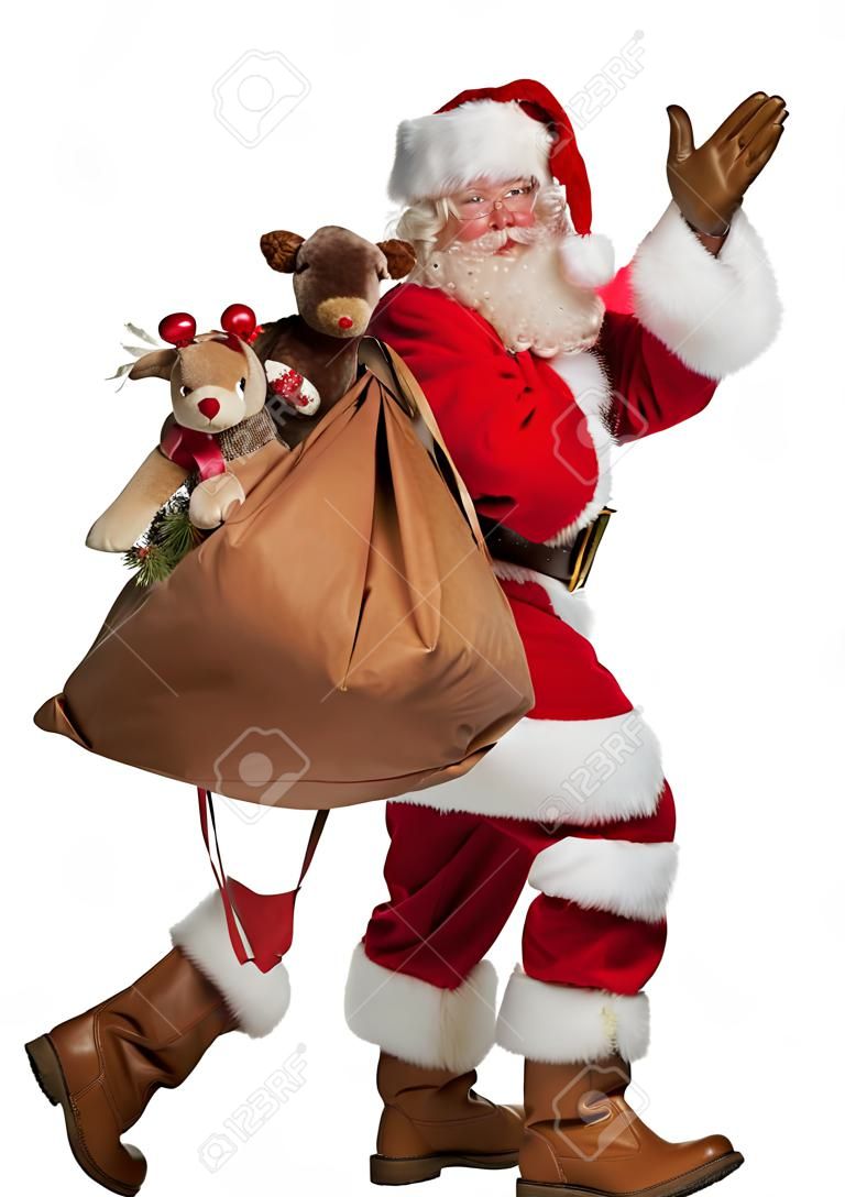Papai Noel real carregando grande saco cheio de presentes, isolado no fundo branco