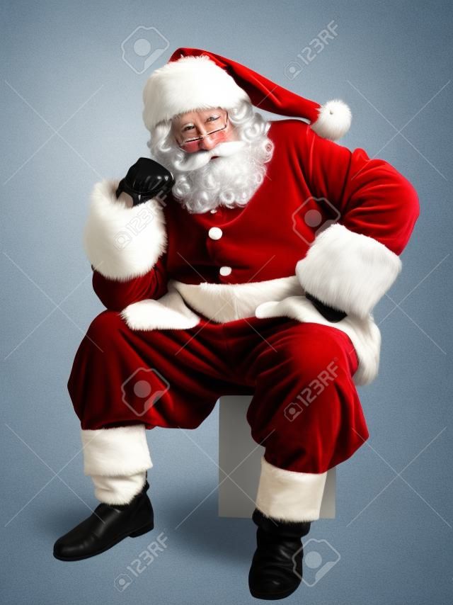 Weihnachtsmann-Porträt sitzt nachdenklich auf weißen Hintergrund