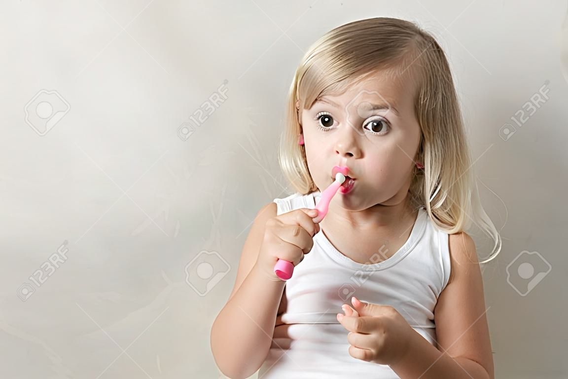 Pincéis de dentes de menina com escova de dentes. Saúde Dentária. Em Isolamento