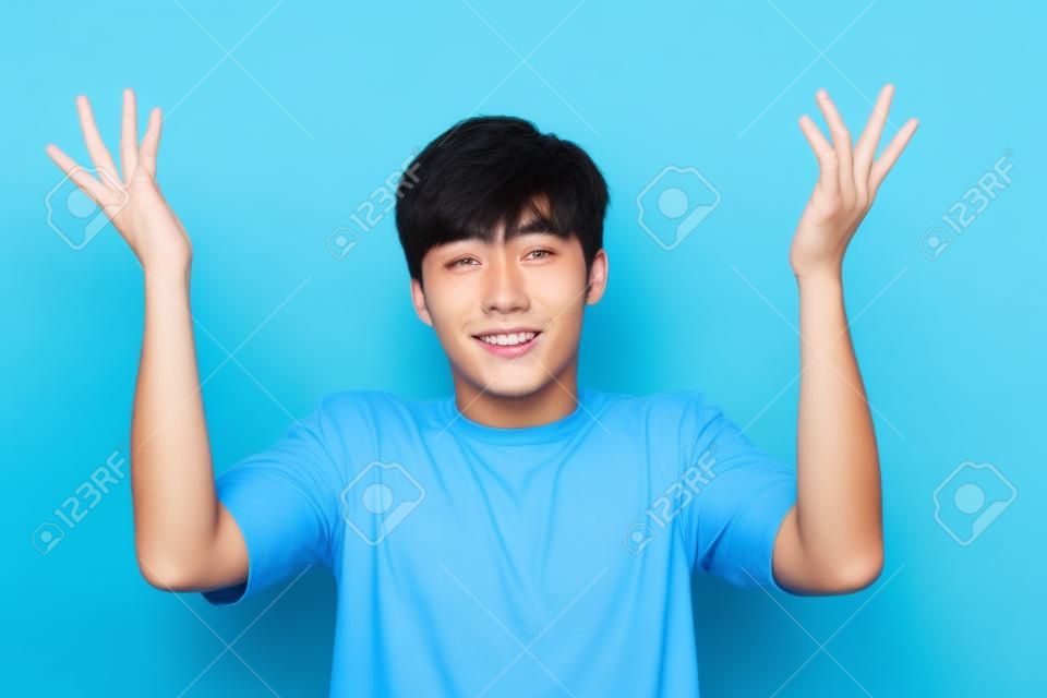 Jeune homme asiatique posant sur fond bleu