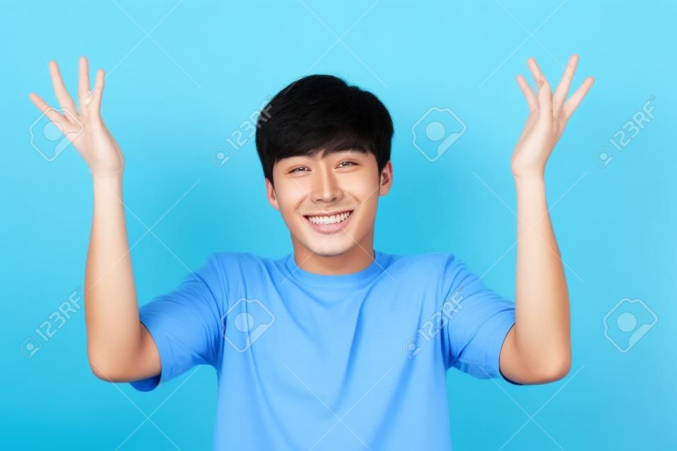 Jeune homme asiatique posant sur fond bleu