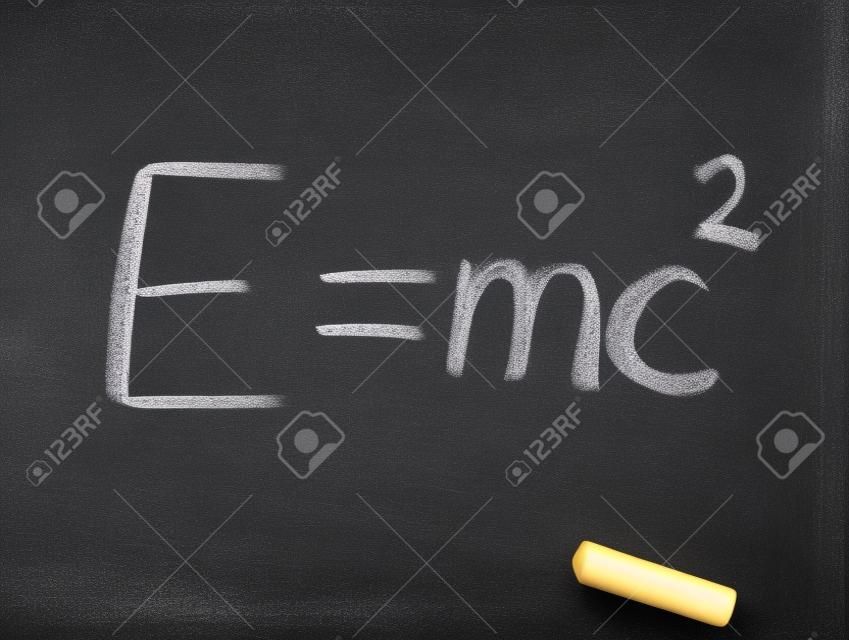 E = mc2, Albert Einstein formule de physique sur le tableau noir
