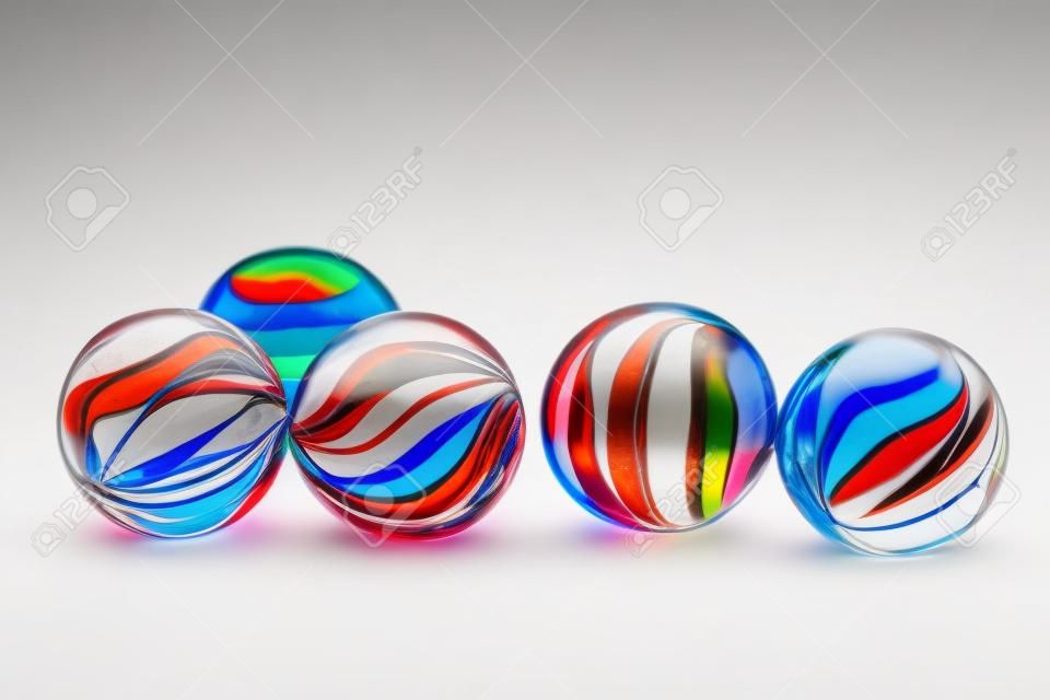 Canicas de vidrio de colores, sobre fondo blanco