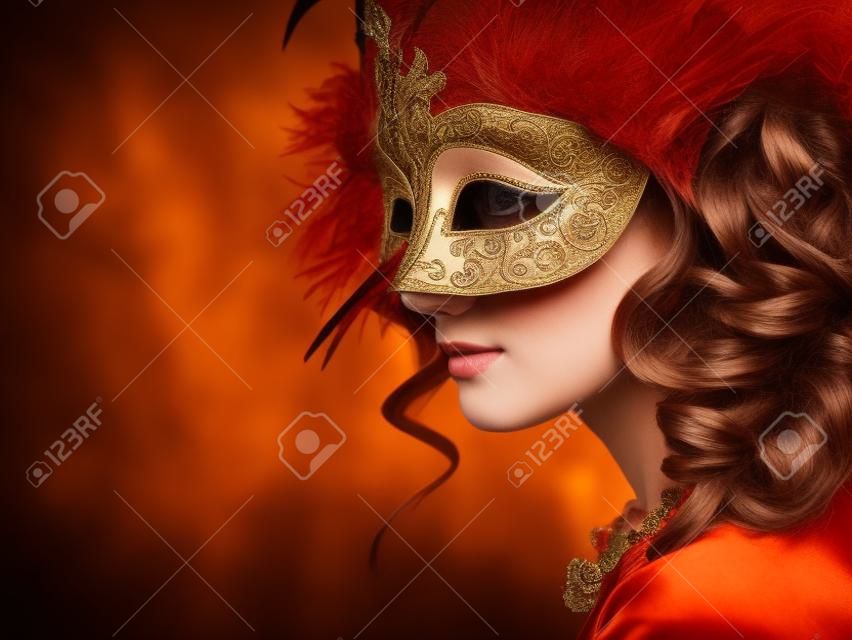 Joven y bella mujer de color marrón máscara veneciana misteriosa.
