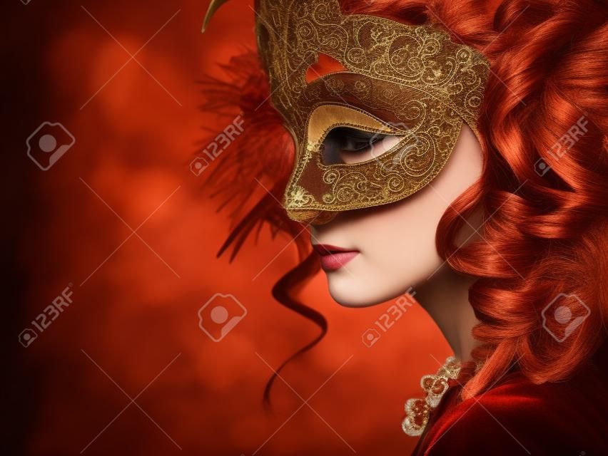 Joven y bella mujer de color marrón máscara veneciana misteriosa.