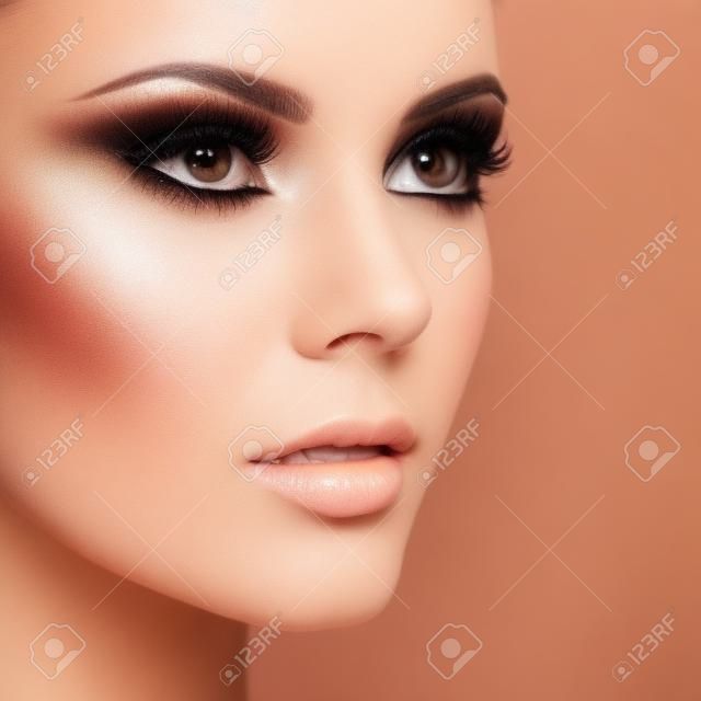 Schöne Frau Gesicht. Perfekte Make-up. Beauty Mode