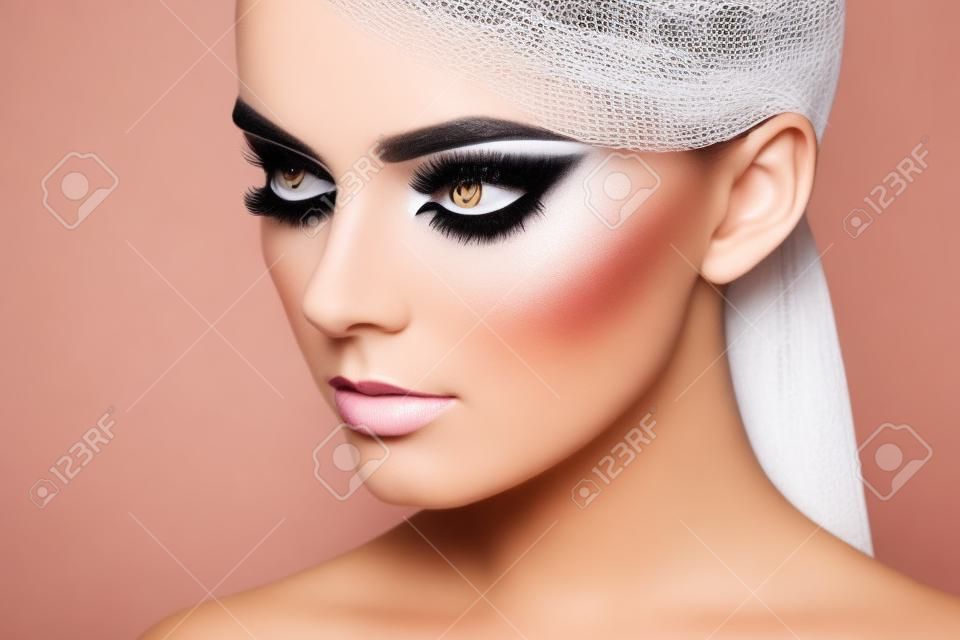 美丽的女人的脸完美的化妆美容时尚的睫毛化妆品眼影突出黑色和白色