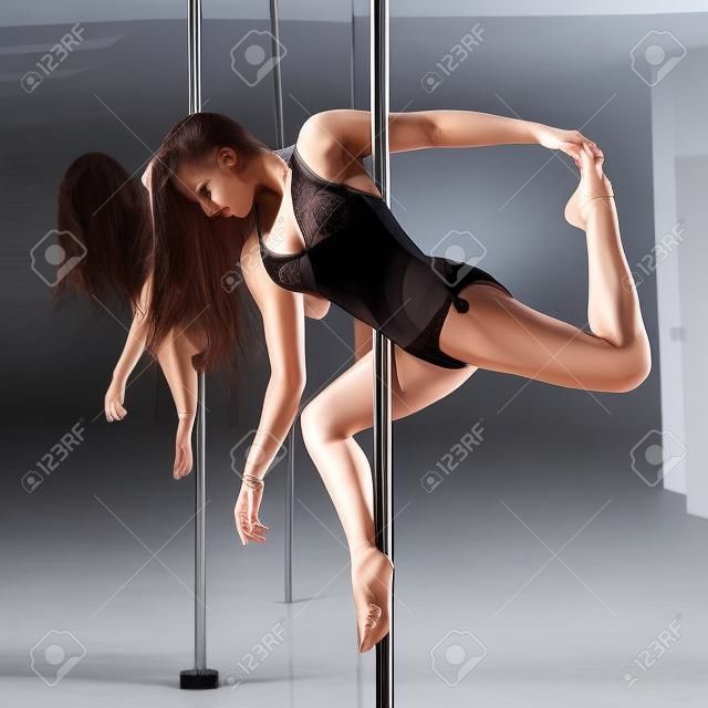 Young slim pole danza donna