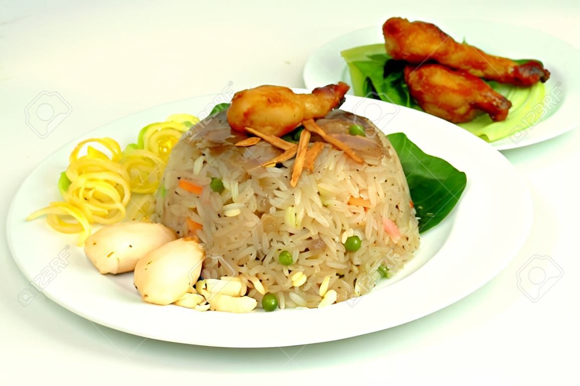 Gebratener Reis mit Hühnerflügel - malaysischen Essen servieren
