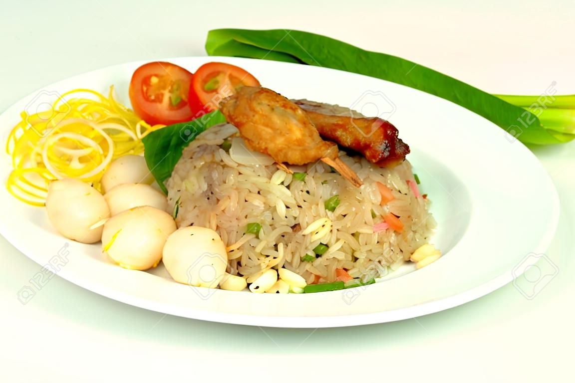 Жареный рис с курицей служить крыла - Малайзийский еды
