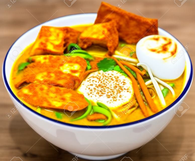 Curry Laksa que es una popular sopa de fideos picante tradicional de la cultura Peranakan en Malasia y Singapur