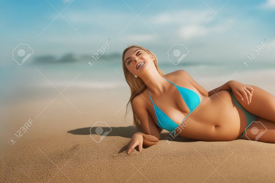 Sahilde güzel bir kadının Fotoğraf