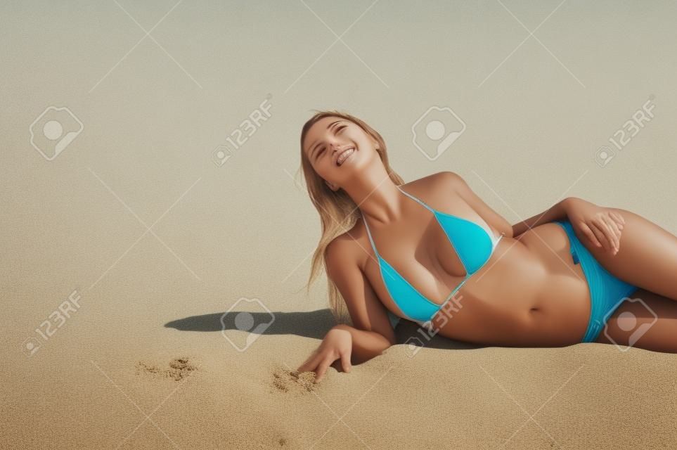 Fotografía de una mujer hermosa en la playa