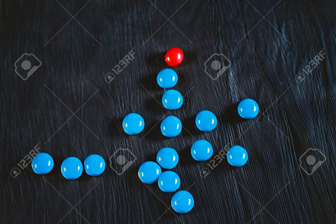 Dos grupos de caramelos de diferentes colores que simbolizan las partes en las negociaciones
