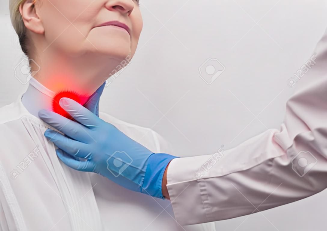 Mujer adulta de recepción en el médico que tiene problemas con la glándula tiroides y el sistema endcrino, primer plano, paciente, carcinoma, síntoma