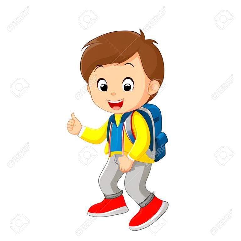 Ładny chłopiec chodzi do szkoły