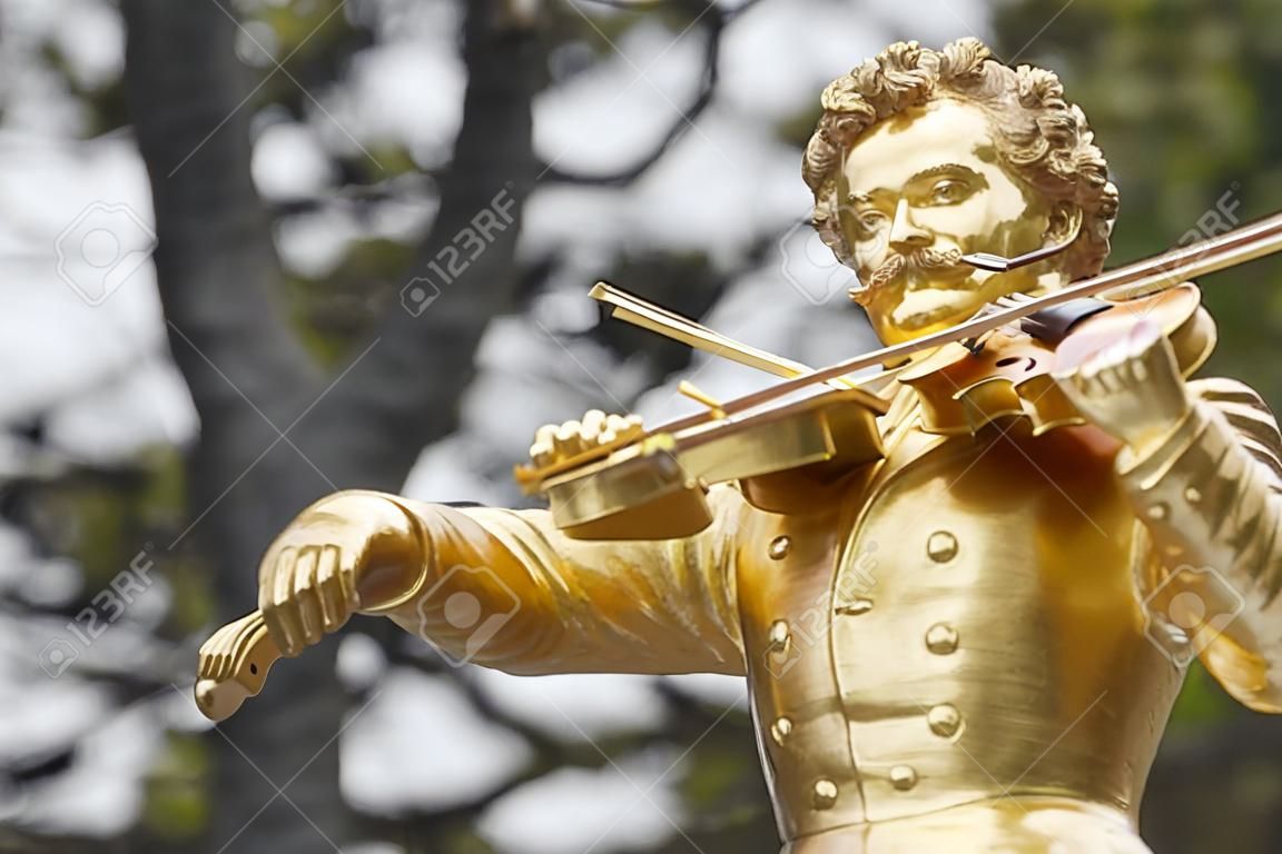 Goldene Johann Strauss mit dem Geigenspiel Statue in Wien Österreich