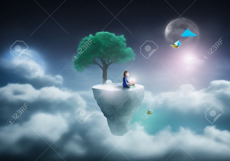 Fantasia composita/sfondo surreale - Bambina seduta su un'isola galleggiante, lanciando aeroplani di carta