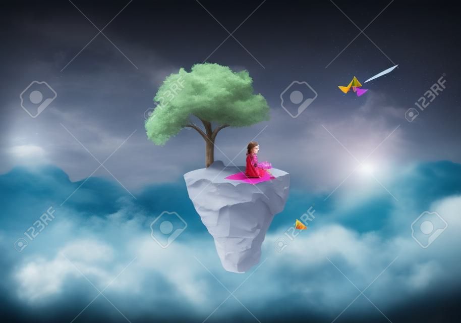 Fantaisie composite/arrière-plan surréaliste - Petite fille assise sur une île flottante, jetant des avions en papier