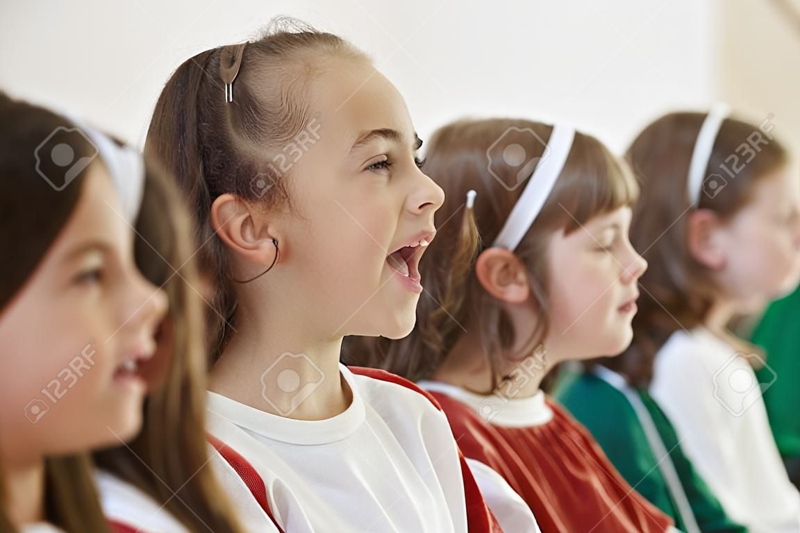 Groep van schoolkinderen zingen in koor samen