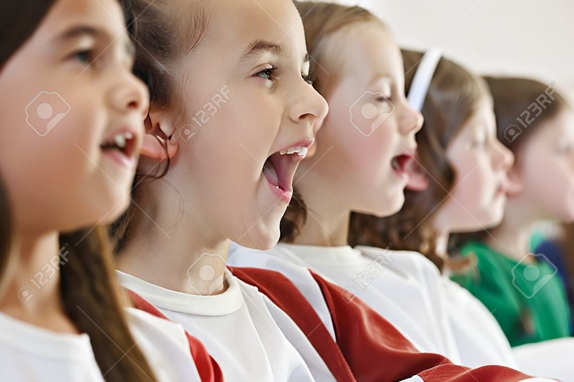 Groep van schoolkinderen zingen in koor samen