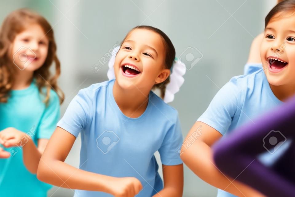 Grupo de niños que disfrutan de la clase de danza Juntos