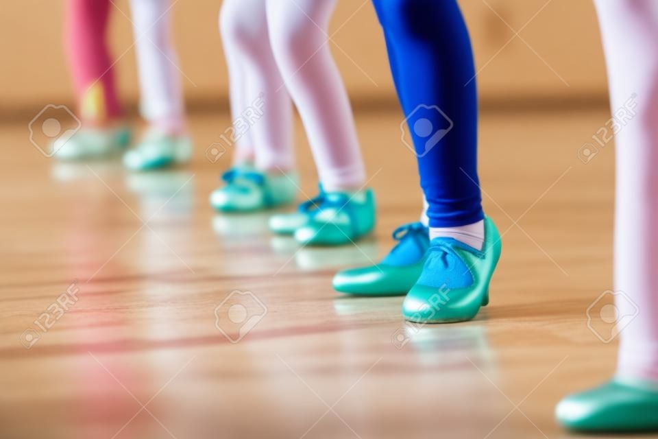 Close Up de pés em crianças Tap Dancing Class