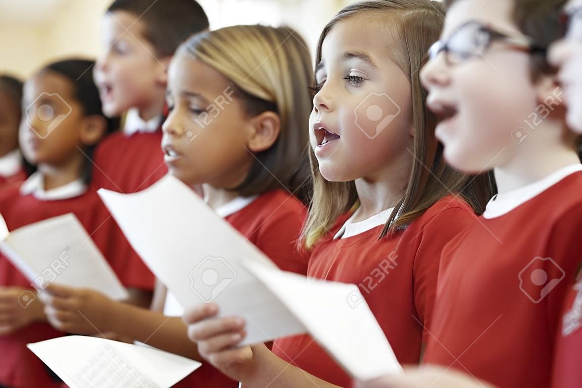 Gruppo di scuola bambini che cantano in coro insieme