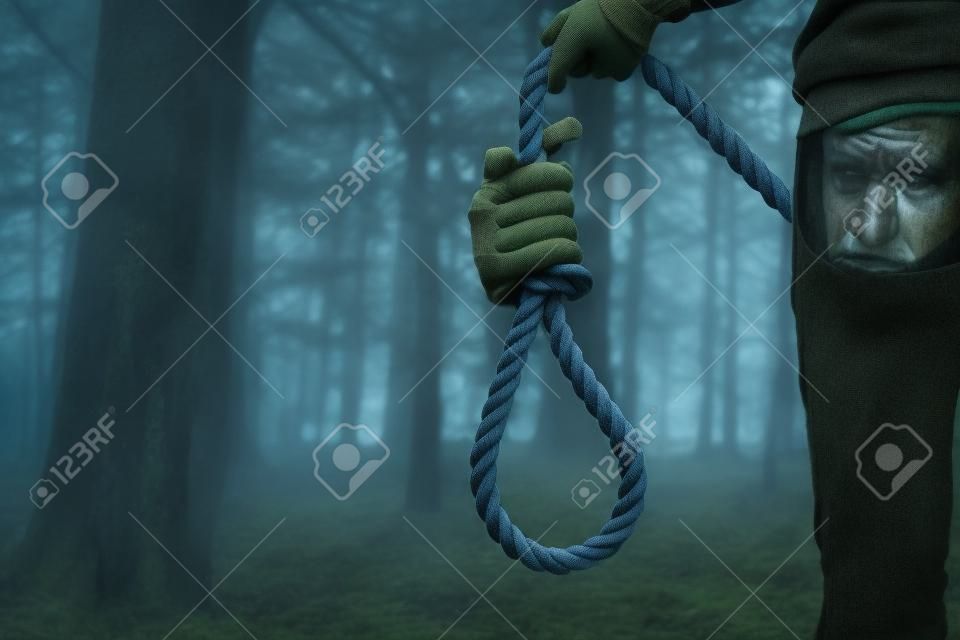 Depresso uomo contemplare il suicidio per impiccagione In Foresta