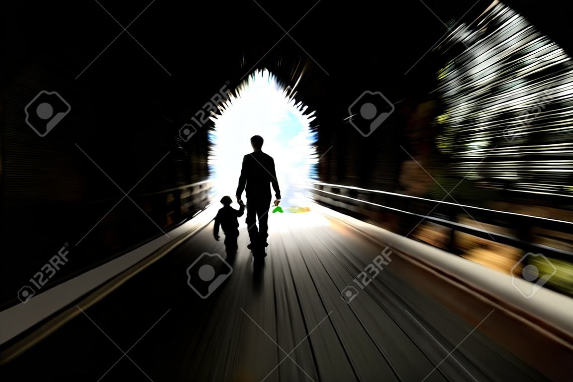 túnel, una joven y en la mano juntos, velocidad,