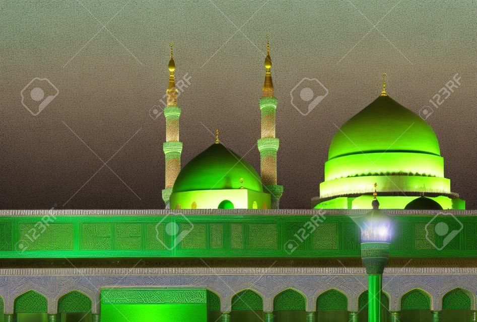 Vue extérieure de minarets et le dôme vert d'une mosquée enlevé le composé.