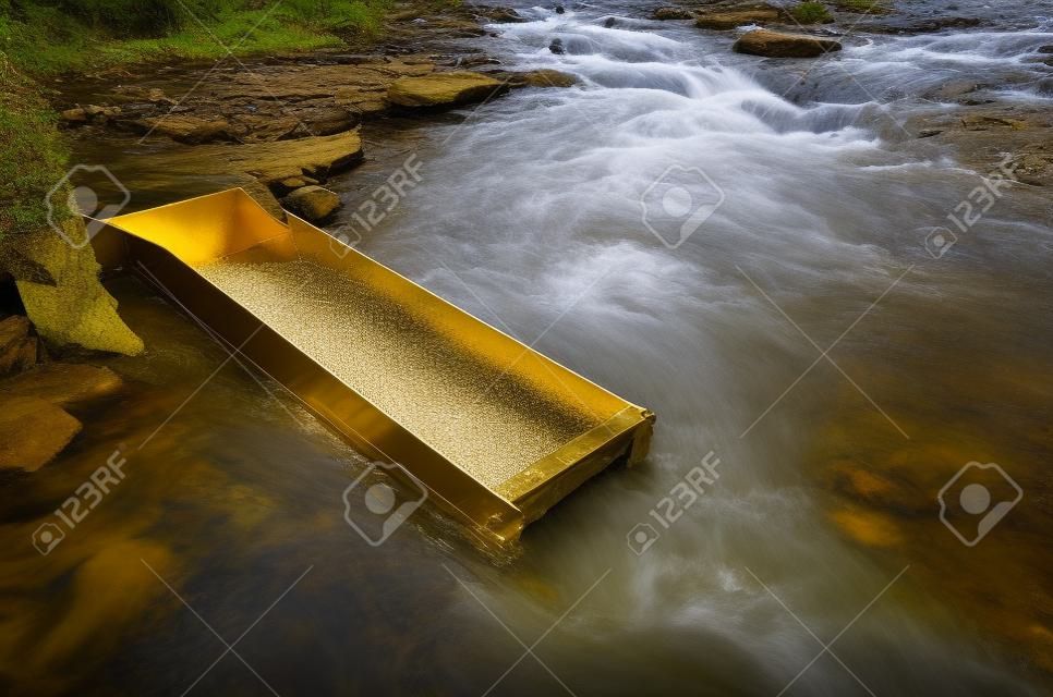 Oro panning con una scatola chiusa in un fiume