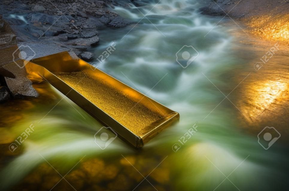 강물에 수문석이있는 금 패닝