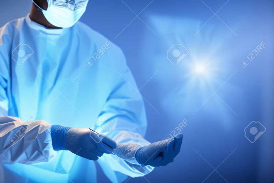 Equipe médica que prepara o equipamento para a cirurgia na sala de operação