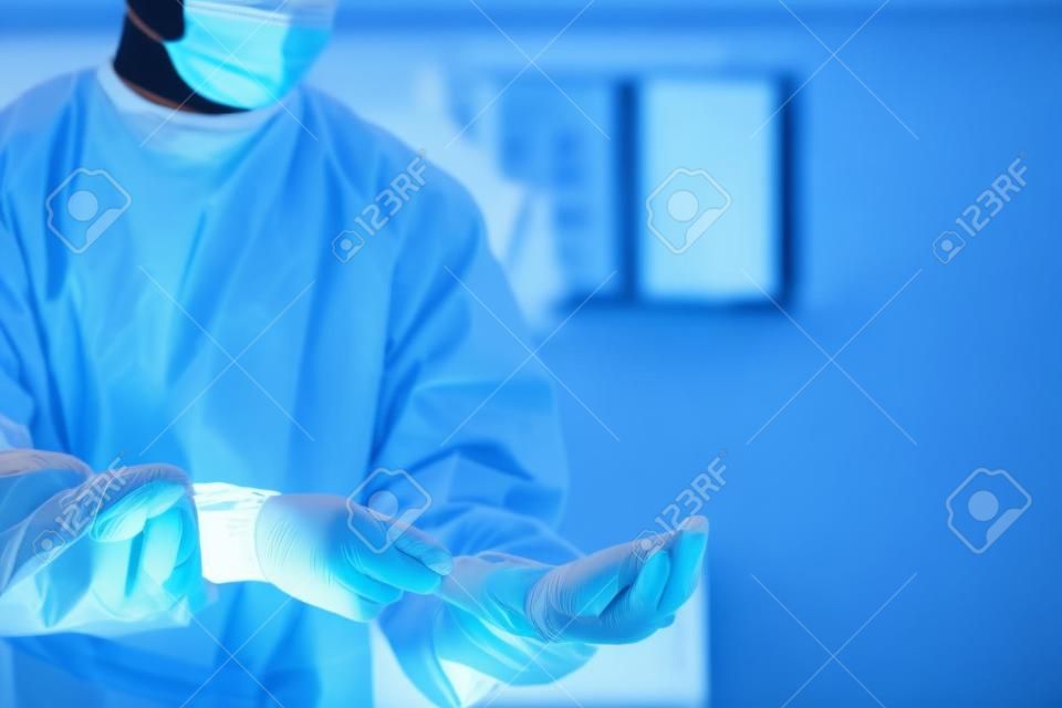 Медицинская команда готовит оборудование для хирургии в комнате операции