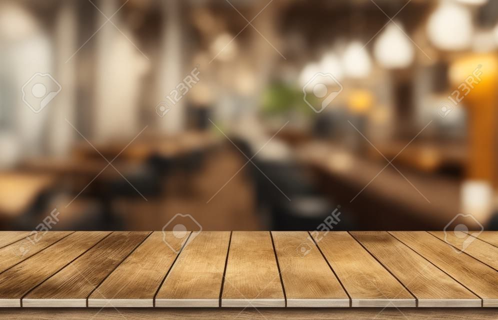 Holztischplatte auf verschwommenem Restaurant- oder Café-Hintergrund. Für die Montage von Produktdisplays oder Design-Key-Visual-Layouts. Ansicht des Kopierraums.