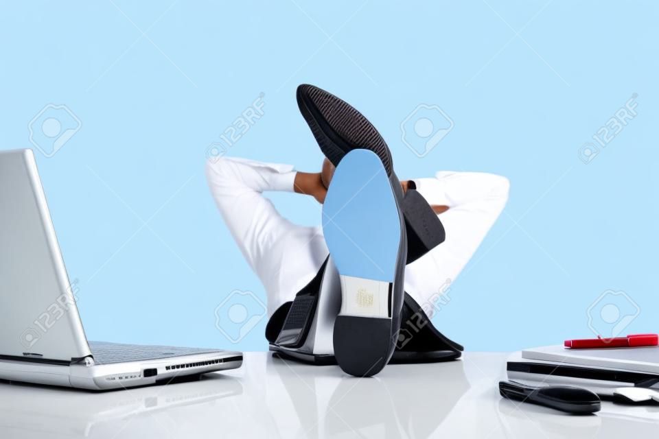 de negocios de relax en la oficina con los zapatos en el escritorio (aislado en blanco)
