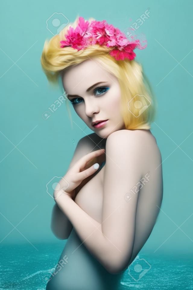Искусство моды Портрет молодой блондинкой с цветами в волосах в воде