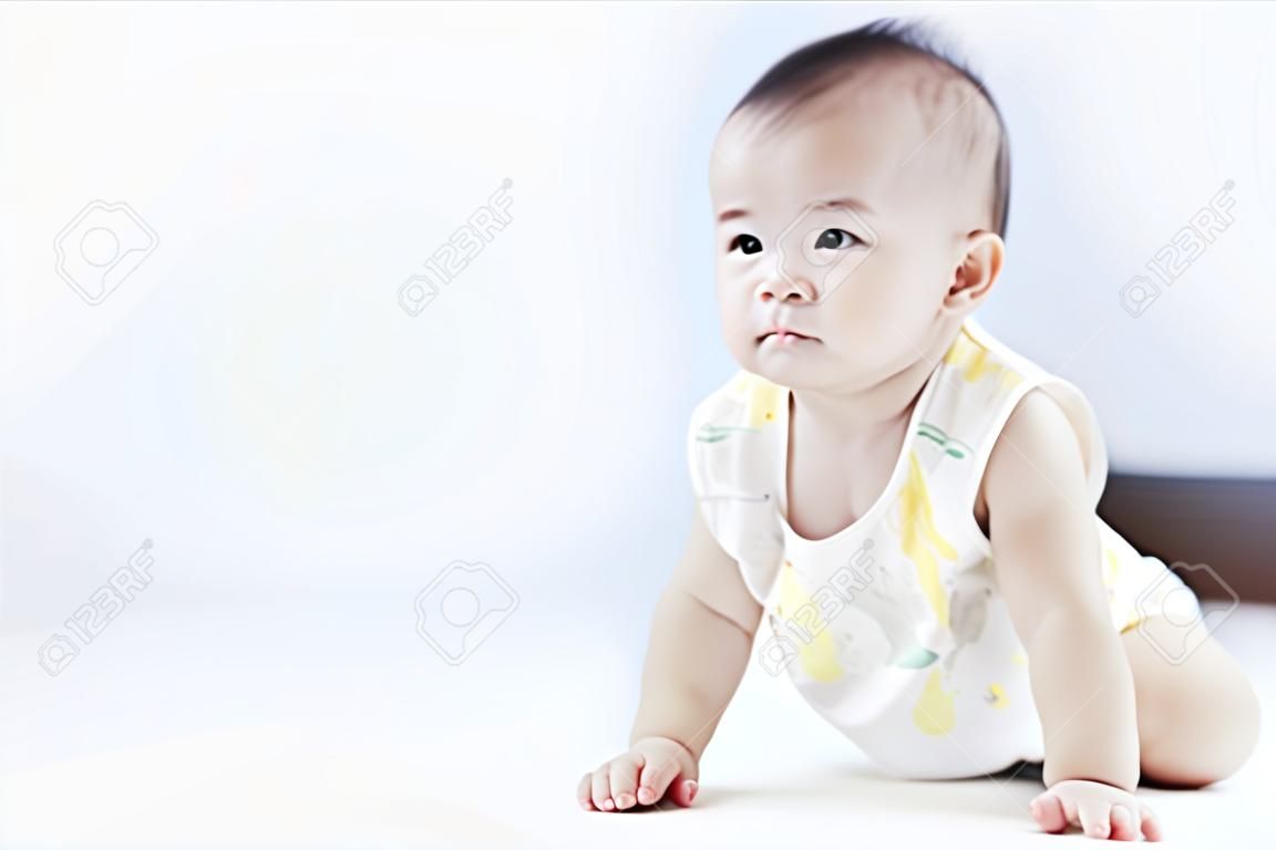 愛らしい赤ちゃんの明るい肖像画