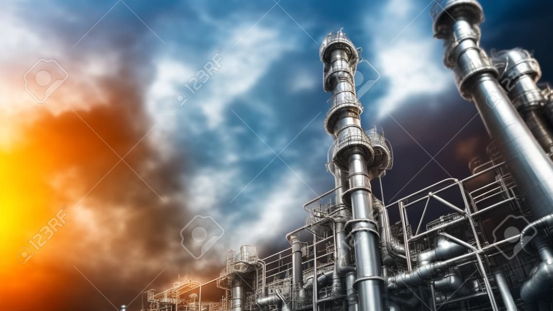 産業地帯、石油精製の設備、石油精製工場の産業パイプラインのクローズアップ、大規模な石油精製所のバルブ付き石油パイプラインの詳細。